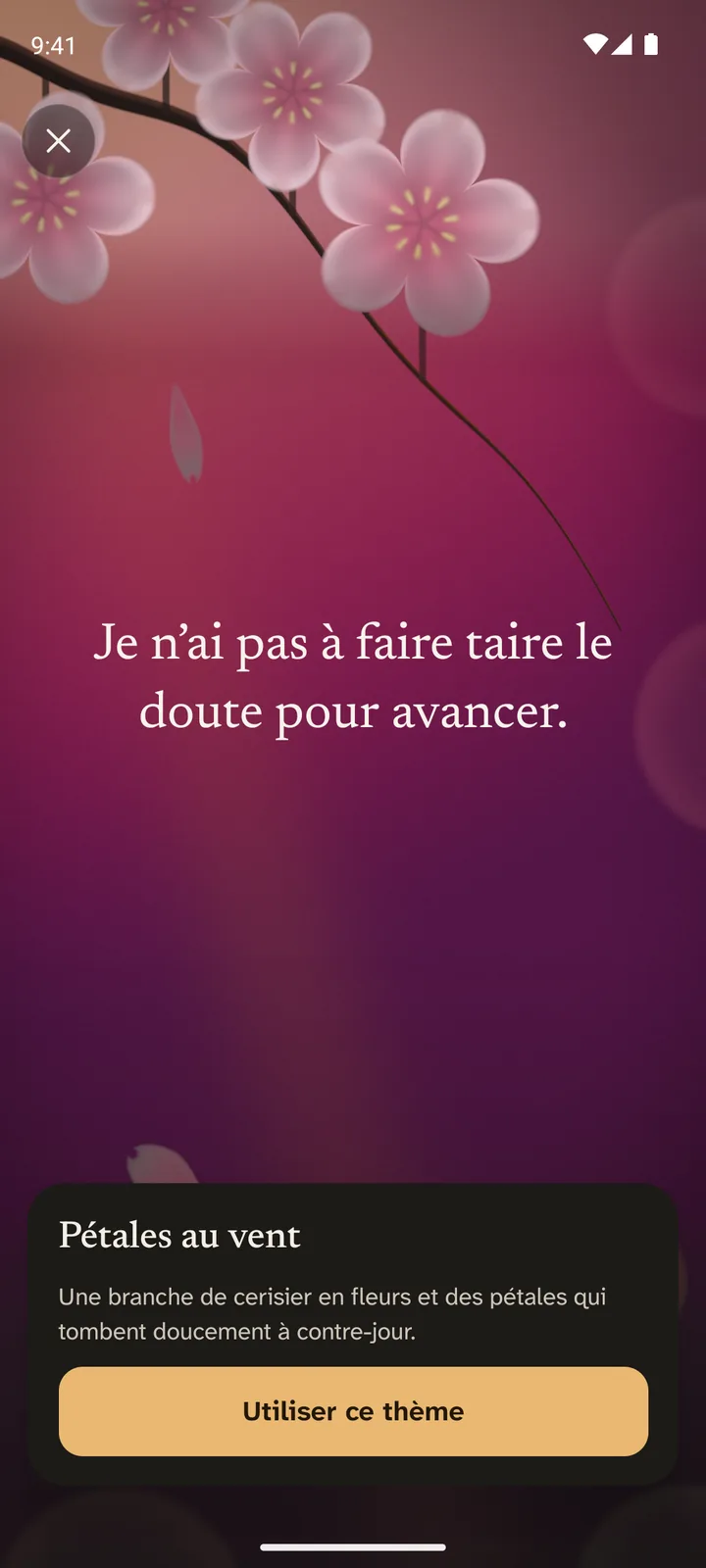 L'aperçu du fond vivant Pétales au vent : une branche de cerisier en fleurs et des pétales qui tombent sur un ciel pourpre, la phrase d'exemple « Je n'ai pas à faire taire le doute pour avancer. », la description du fond et le bouton Utiliser ce thème.