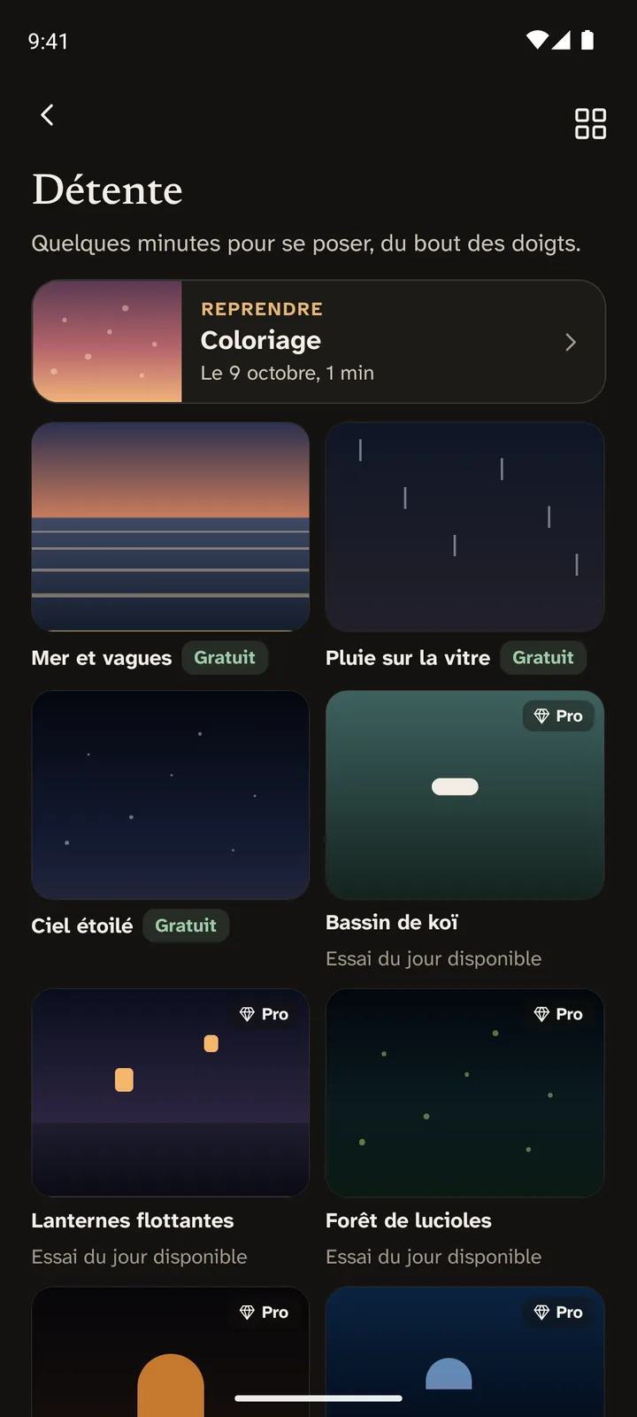 L'écran Détente : une carte Reprendre pour le Coloriage, puis les modules Mer et vagues, Pluie sur la vitre et Ciel étoilé marqués Gratuit, et Bassin de koï, Lanternes flottantes et Forêt de lucioles marqués Pro avec un essai du jour disponible.